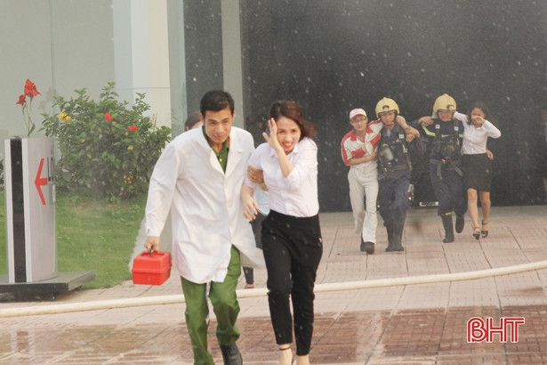 Diễn tập đối phó khi xảy cháy tại showroom ô tô ở TP Hà Tĩnh