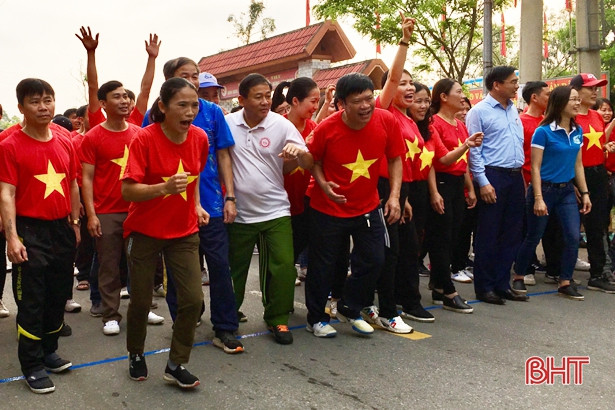 Hơn 700 người tham gia chạy Olympic ở Lộc Hà