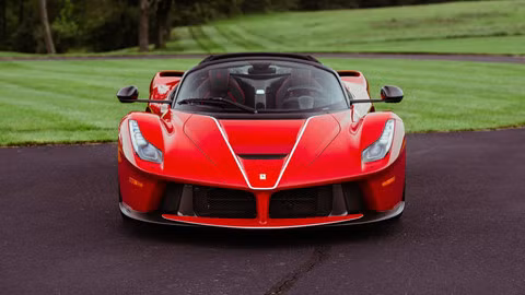 Hàng nghìn siêu xe Ferrari có nguy cơ bốc cháy vì rò rỉ nhiên liệu