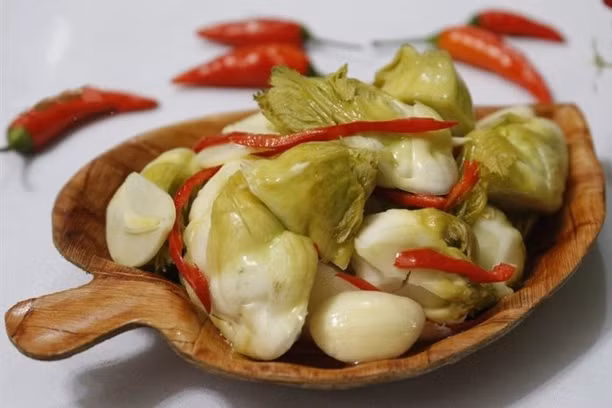 Rau mầm đá muối chua cay giòn ngon, ăn một miếng nhớ mãi