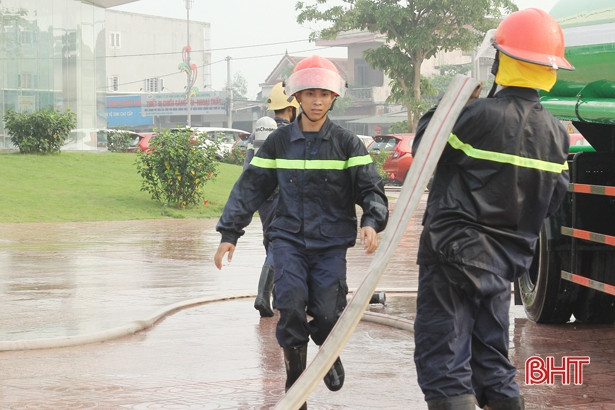 Diễn tập đối phó khi xảy cháy tại showroom ô tô ở TP Hà Tĩnh