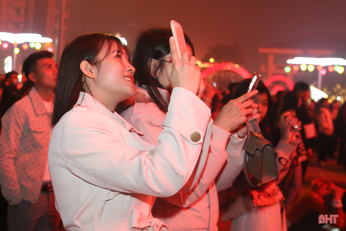 Rực rỡ màn pháo hoa chào xuân Quý Mão ở Hà Tĩnh