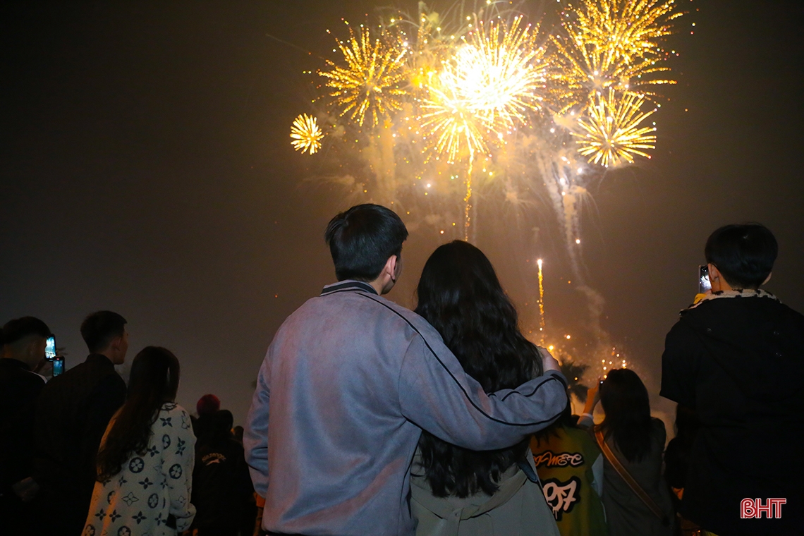 Rực rỡ màn pháo hoa chào xuân Quý Mão ở Hà Tĩnh