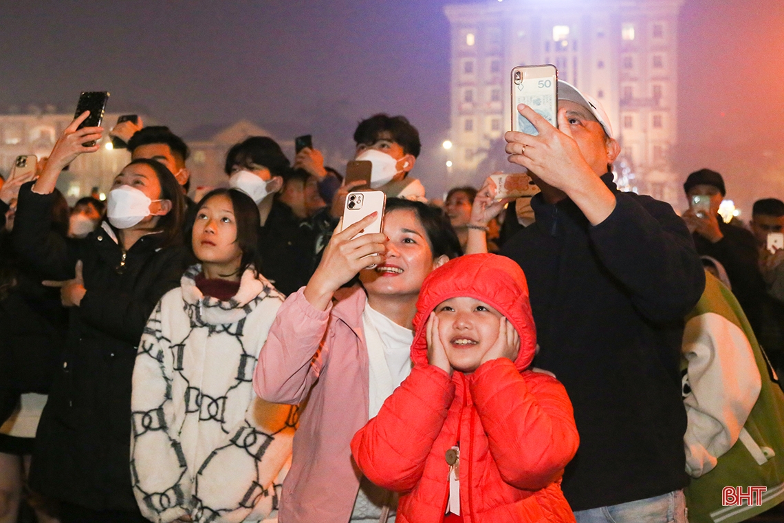 Rực rỡ màn pháo hoa chào xuân Quý Mão ở Hà Tĩnh