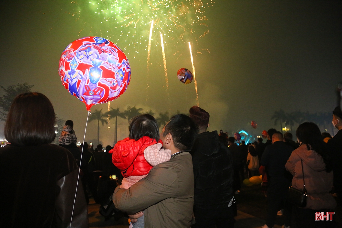 Rực rỡ màn pháo hoa chào xuân Quý Mão ở Hà Tĩnh