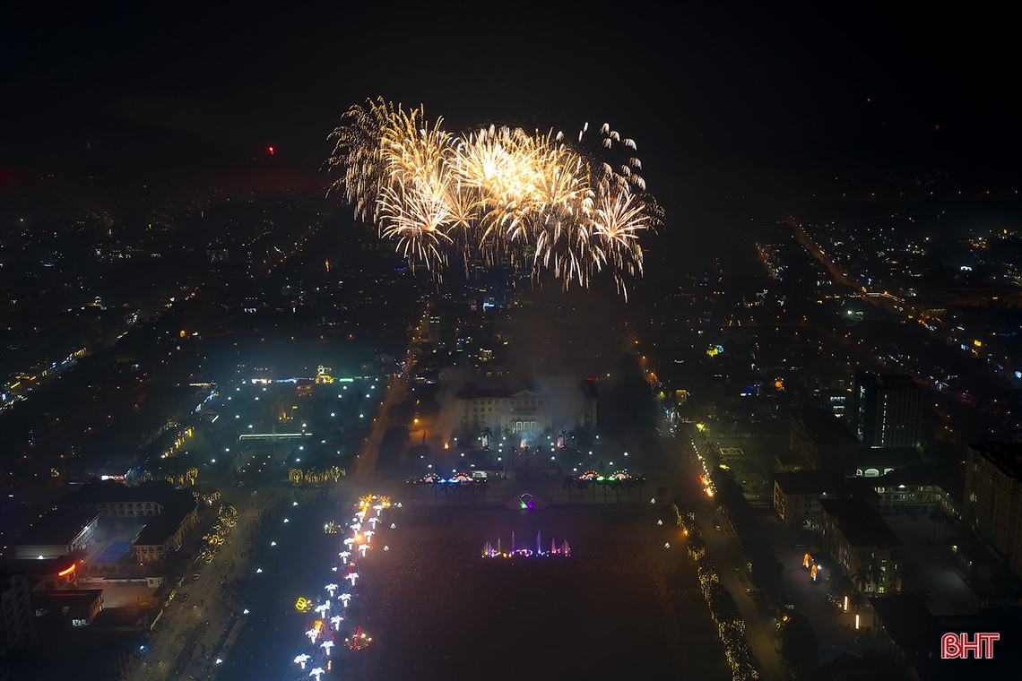 Rực rỡ màn pháo hoa chào xuân Quý Mão ở Hà Tĩnh