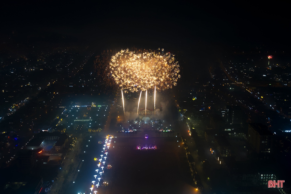 Rực rỡ màn pháo hoa chào xuân Quý Mão ở Hà Tĩnh