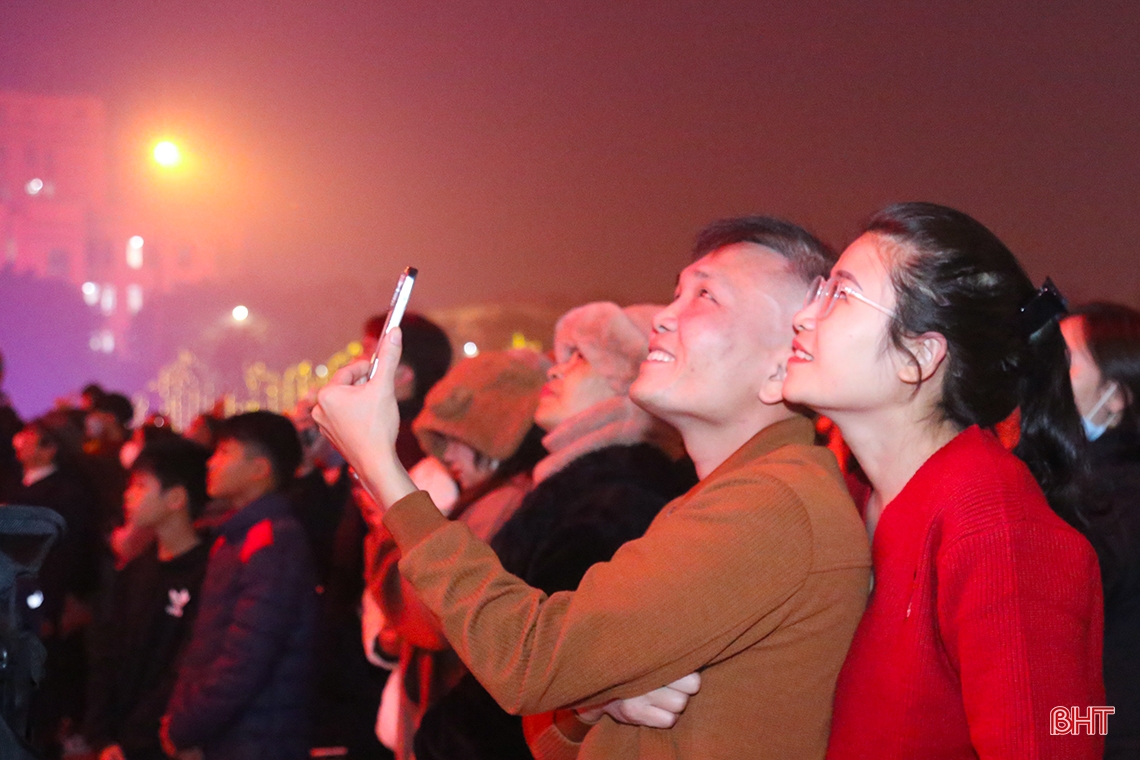 Rực rỡ màn pháo hoa chào xuân Quý Mão ở Hà Tĩnh