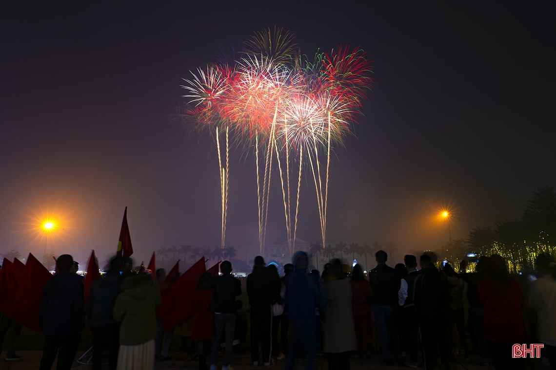 Rực rỡ màn pháo hoa chào xuân Quý Mão ở Hà Tĩnh