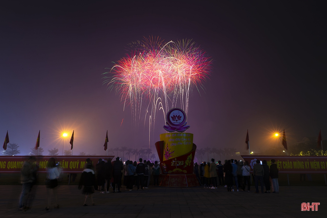 Rực rỡ màn pháo hoa chào xuân Quý Mão ở Hà Tĩnh