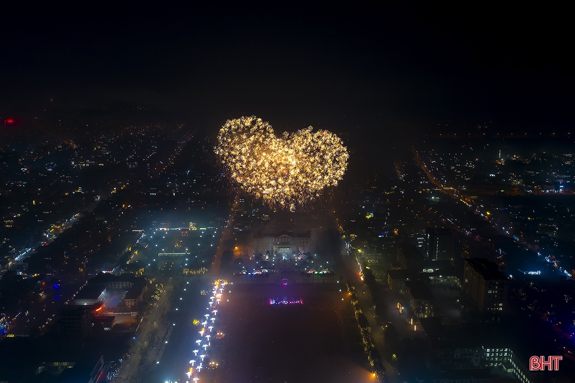 Rực rỡ màn pháo hoa chào xuân Quý Mão ở Hà Tĩnh