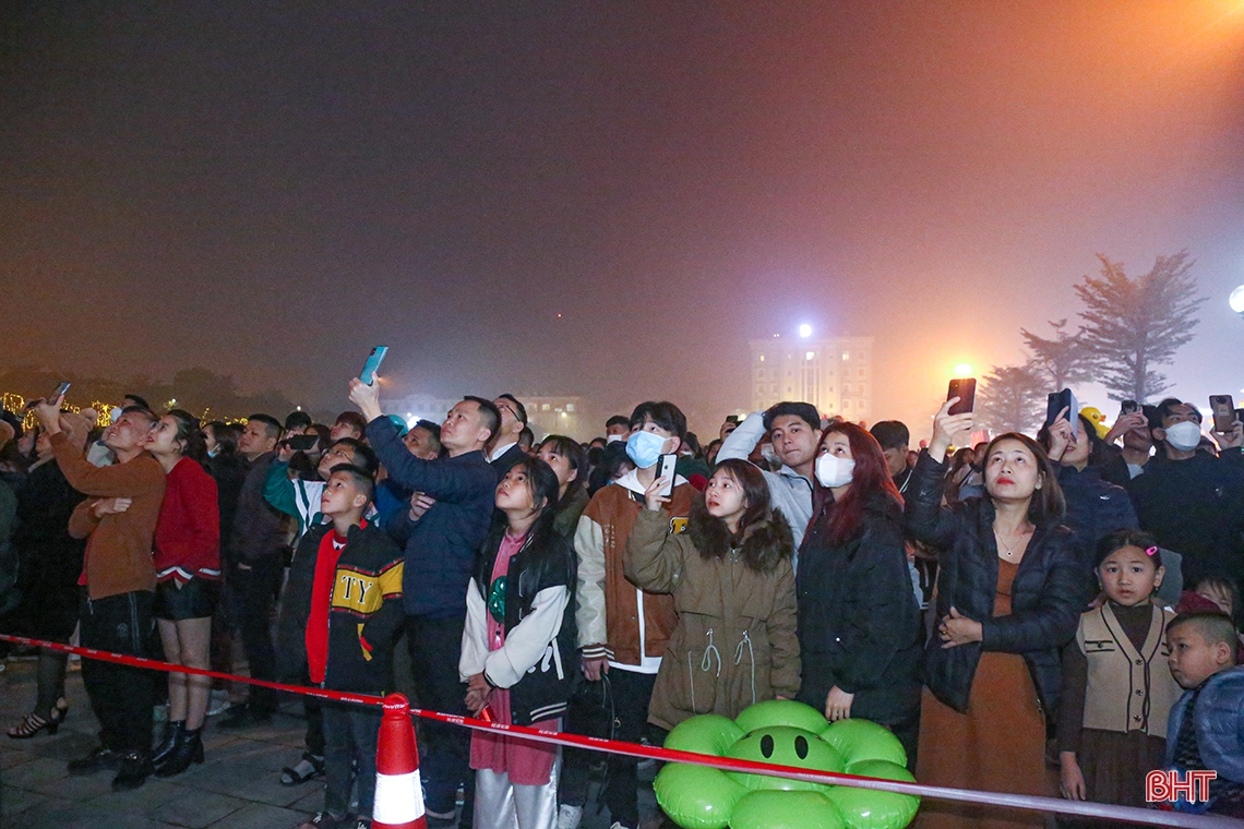 Rực rỡ màn pháo hoa chào xuân Quý Mão ở Hà Tĩnh