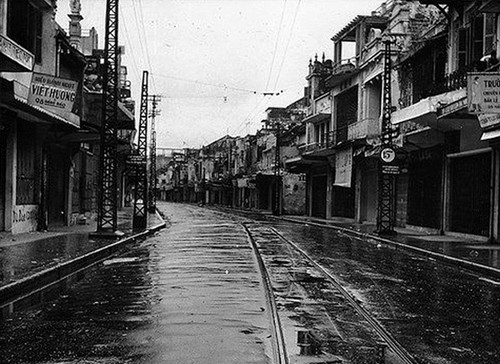 Phố Hàng Đào trong lệnh giới nghiêm, trước khi quân giải phóng tiến vào thành phố.