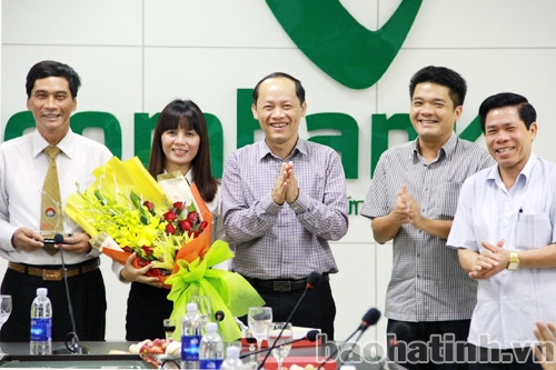 Phó Chủ tịch UBND tỉnh Nguyễn Hồng Lĩnh chúc mừng các doanh nghiệp ảnh 2