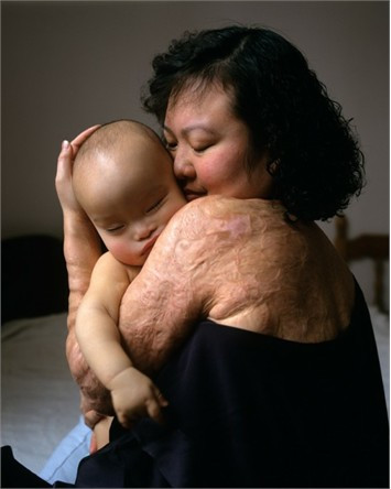 Bà Kim Phúc và con trai.