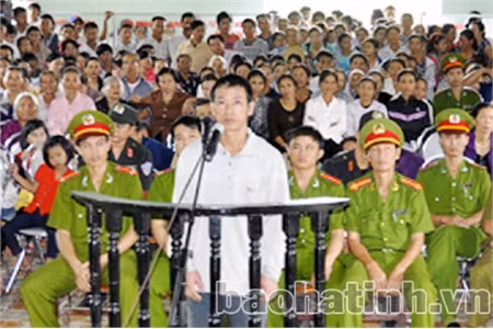 Tòa án nhân dân tỉnh mở phiên tòa lưu động xét xử tại xã Sơn Tiến (Hương Sơn). Ảnh: T.L