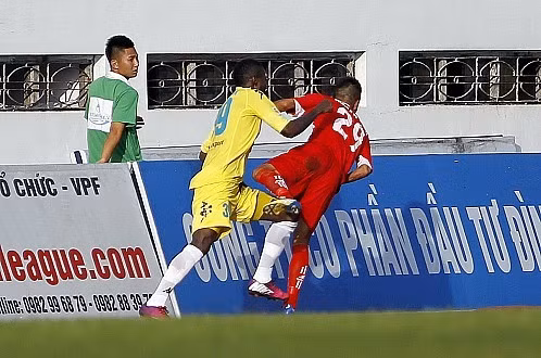 Tình huống Samson (trái) va chạm với Văn Nam dẫn đến cuộc ẩu đả. Ảnh: Dương Minh