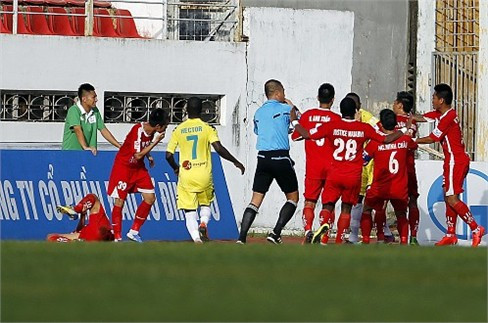 Cầu thủ lao vào nhau ăn thua đủ. Đồng Đức Thắng (39) ôm mặt sau khi trúng quả đấm vào mặt của Samson. Ảnh: Dương Minh Samson bị phạt thẻ đỏ. Ảnh: Dương Minh