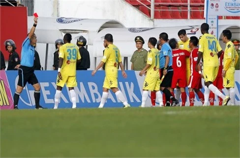 Cầu thủ lao vào nhau ăn thua đủ. Đồng Đức Thắng (39) ôm mặt sau khi trúng quả đấm vào mặt của Samson. Ảnh: Dương Minh Samson bị phạt thẻ đỏ. Ảnh: Dương Minh Cầu thủ lao vào nhau ăn thua đủ. Đồng Đức Thắng (39) ôm mặt sau khi trúng quả đấm vào mặt của Samson. Ảnh: Dương Minh Samson bị phạt thẻ đỏ. Ảnh: Dương Minh