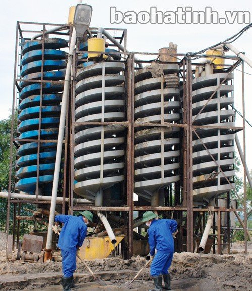 Dây chuyền sản xuất bao bì của Công ty CP sản xuất và thương mại Sao Mai tại cụm công nghiệp Bắc Cẩm Xuyên. Ảnh: Thanh Hoài