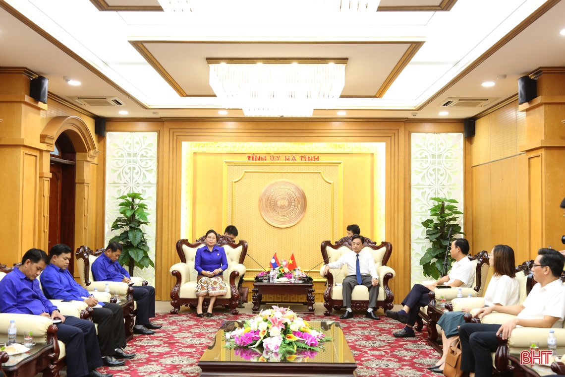 Lãnh đạo Hà Tĩnh đón tiếp đoàn đại biểu thanh niên Lào