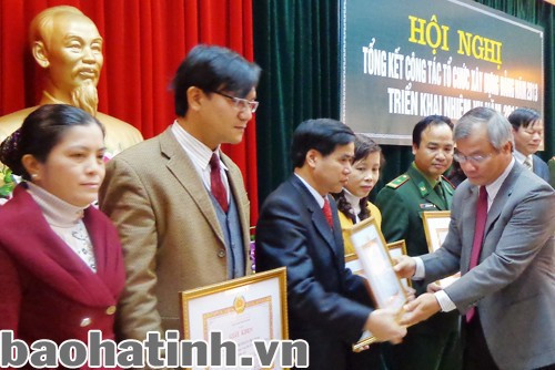 Trưởng Ban Tổ chức Tỉnh ủy Trần Nam Hồng trao giấy khen cho các tập thể có thành tích xuất sắc.