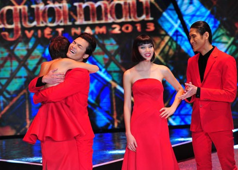 Chà Mi, Lê Văn Kiên (từ phải qua) chúc mừng Tuấn Việt và Thanh Thủy vào top 2. Chà Mi, Lê Văn Kiên (từ phải qua) chúc mừng Tuấn Việt và Thanh Thủy vào top 2.