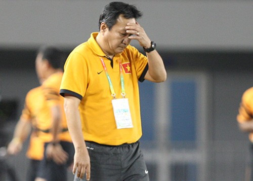 HLV Hoàng Văn Phúc sau trận thua Malaysia 1-2 ở vòng bảng SEA Games 27.