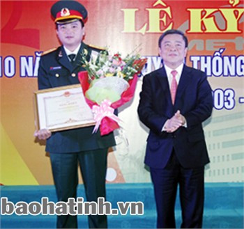 Chủ tịch UBND tỉnh - Võ Kim Cự trao bằng khen cho tập thể Chi nhánh Viettel Hà Tĩnh