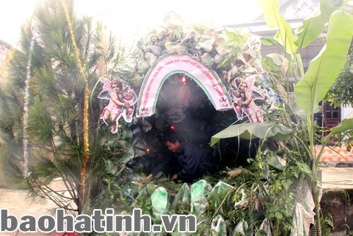 Người dân trang trí, chuẩn bị đón Noel