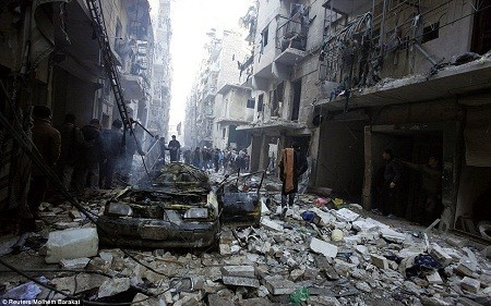 Người dân đang tìm kiếm những người còn sống sót trong đống đổ nát sau khi khu vực này bị tấn công bằng thuốc nổ