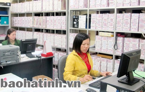 Cán bộ, nhân viên Phòng Chế độ chính sách BHXH tỉnh rà soát hồ sơ người tham gia bảo hiểm.