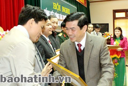 Trưởng ban Tuyên giáo Tỉnh ủy Đặng Quốc Vinh tặng bằng khen cho các tập thể có thành tích xuất sắc trong công tác tuyên giáo Trưởng ban Tuyên giáo Tỉnh ủy Đặng Quốc Vinh tặng bằng khen cho các tập thể có thành tích xuất sắc trong công tác tuyên giáo