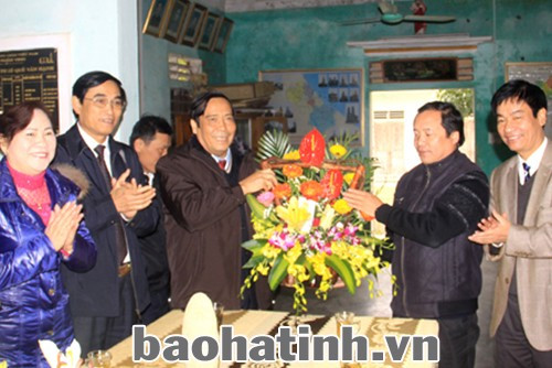 Bí thư Tỉnh ủy Nguyễn Thanh Bình cùng đoàn tặng hoa chúc mừng Linh mục Giáo hạt Văn Hạnh Nguyễn Văn Vinh...