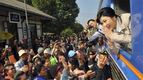 Thủ tướng Thái Lan Yingluck trong một chuyến đi vận động tranh cử ở vùng đông bắc ngày 18/12/2013 (Ảnh AFP)