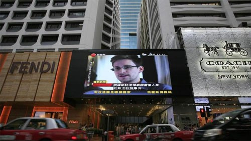 Tivi đang đưa tin về những tiết lộ của cựu nhân viên an ninh Mỹ Edward Snowden tại một trung tâm mua sắm ở Hongkong, ngày 23/6/2013(Ảnh AP)