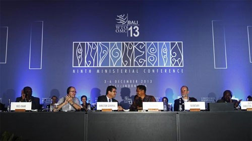 Tổng Giám đốc WTO Roberto Azevedo bắt tay Chủ tịch Hội nghị Gita Wirjawan tại Lễ bế mạc Hội nghị Bộ trưởng WTO Bali của Indonesia ngày 07 tháng 12 năm 2013