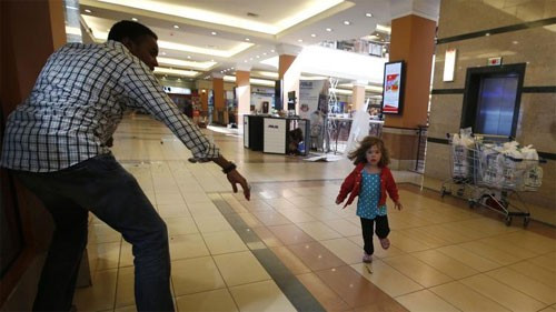 Một em bé chạy trốn trong khu Trung tậm Thương mại Westgate, Nairobi, Kenya, ngày 21/9/2013 (Ảnh Reuters)