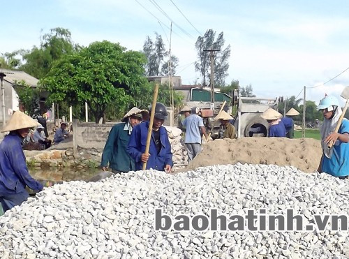 Không chỉ hiến đất, nhân dân Cẩm Lạc còn góp công, góp của xây dựng nhiều tuyến đường liên thôn.