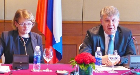 ĐS Andrey G.Kovtun (phải). Ảnh: Chung Hoàng