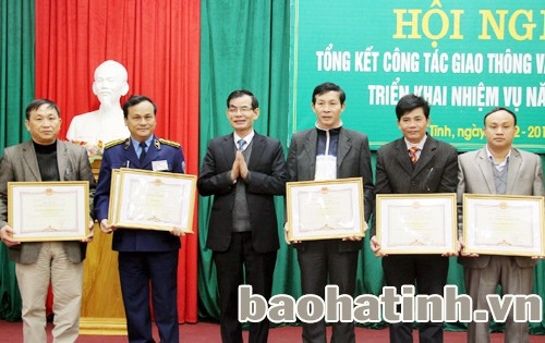 Phó Chủ tịch Thường trực UBND tỉnh Trần Minh Kỳ trao bằng khen UBND tỉnh cho các tập thể, cá nhân có thành tích xuất sắc trong năm 2013