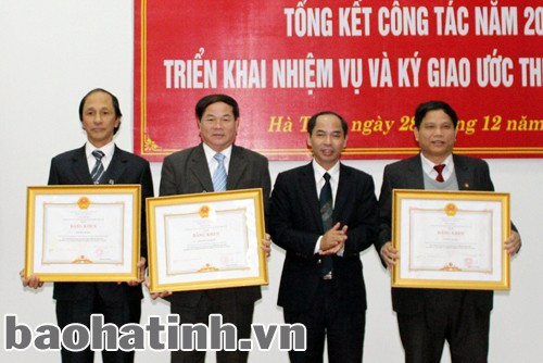 ... và trao bằng khen của Thủ tướng Chính phủ cho 3 cá nhân xuất sắc ... và trao bằng khen của Thủ tướng Chính phủ cho 3 cá nhân xuất sắc