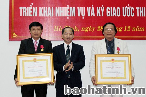 Phó Chủ tịch UBND tỉnh Nguyễn Thiện thừa ủy quyền Chủ tịch nước trao Huân chương lao động hạng III cho 2 cá nhân xuất sắc... Phó Chủ tịch UBND tỉnh Nguyễn Thiện thừa ủy quyền Chủ tịch nước trao Huân chương lao động hạng III cho 2 cá nhân xuất sắc...