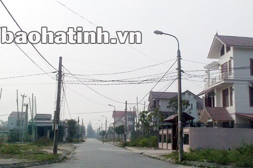 Dây điện chằng chịt đấu nối theo những cách khác nhau trên các tuyến phố