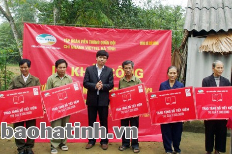 và trao tặng sổ tiết kiệm cho hộ nghèo xã Đức Đồng (năm 2011) và trao tặng sổ tiết kiệm cho hộ nghèo xã Đức Đồng (năm 2011)