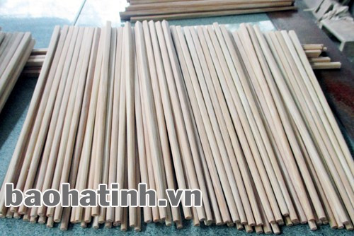 Đũa cau không mốc như đũa tre, không độc như đũa gỗ, đũa nhựa… và luôn sáng bóng