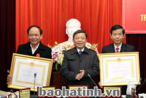 Chủ tịch UBND tỉnh Võ Kim Cự trao Huân chương Lao động hạng Ba cho 2 cá nhân...