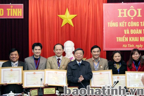 ... và trao bằng khen của UBND tỉnh cho nhiều cá nhân khác