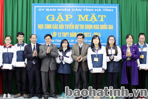 Lãnh đạo tỉnh, ngành GD tặng quà cho các đội tuyển