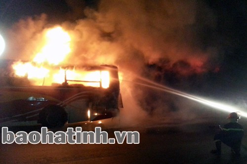 Rạng sáng ngày 4/11, xe khách 40 chỗ ngồi mang biển kiểm soát 98B – 006.48 chạy hướng Nam - Bắc trên quốc lộ 1A, khi đến địa phận xóm 2, xã Phù Việt (Thạch Hà) thì bỗng dưng bốc cháy.